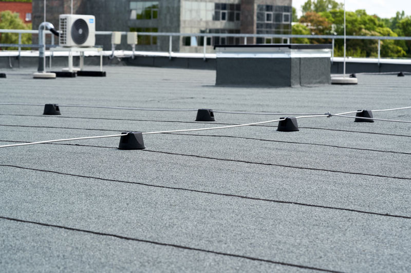 Flat roof with bitumen membrane waterproofing
